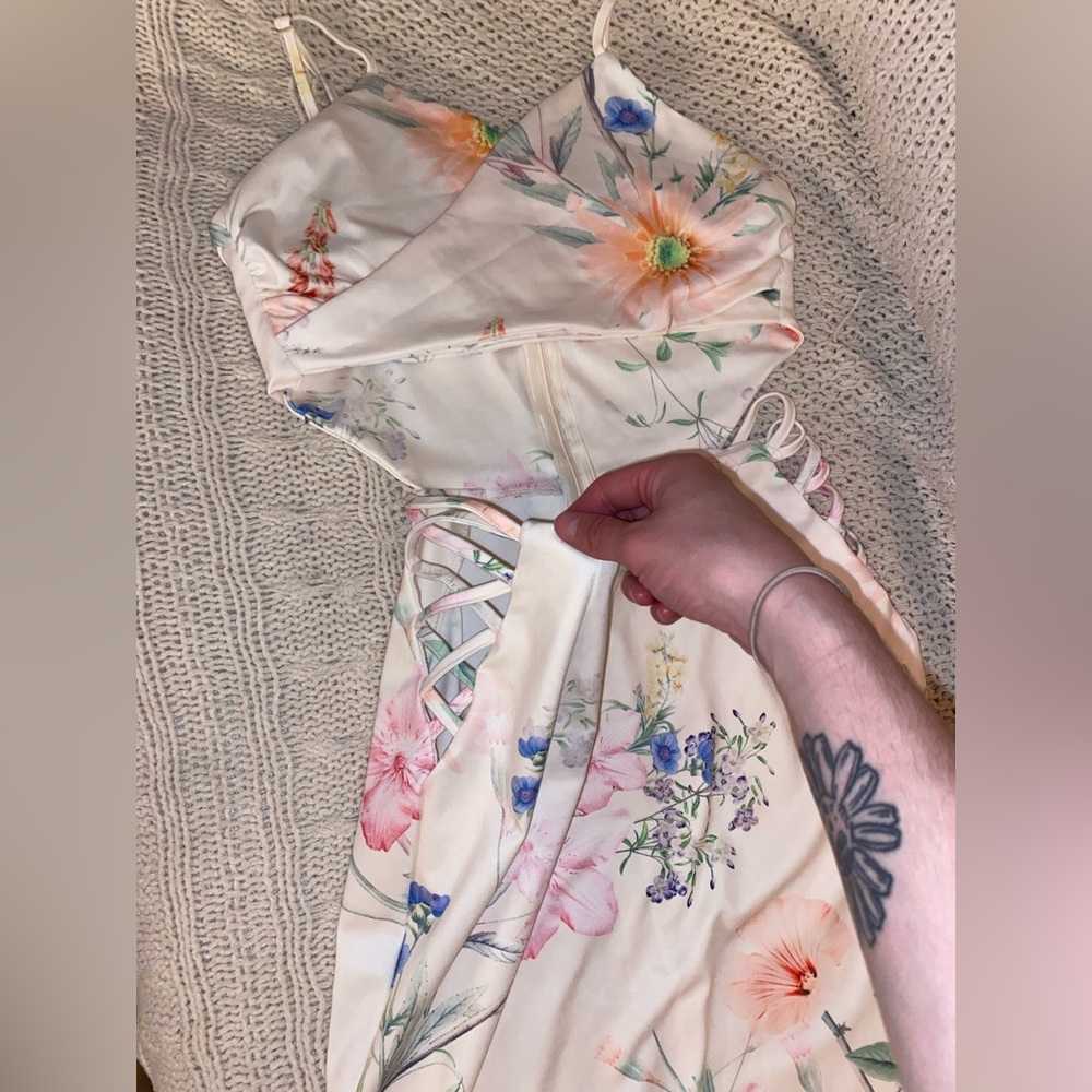 super cute floral dress with cutouts - Picture 2 of 9